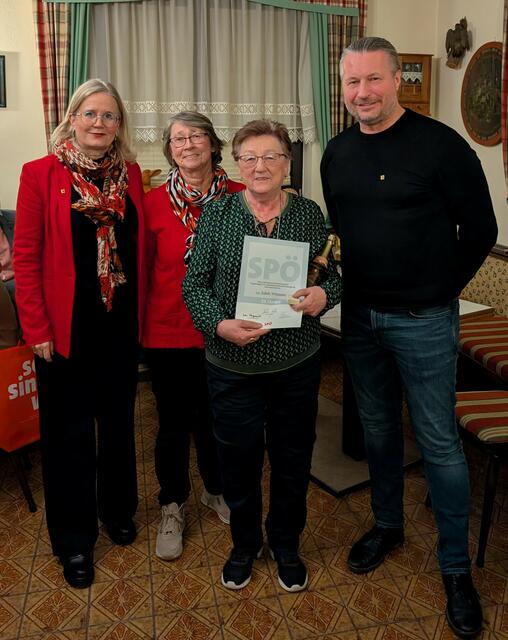 Elisabeth Kreuzhuber, Vorsitzende Gabriele Mayer und Bürgermeister Peter Molnar.

 | Foto: SPÖ Krems