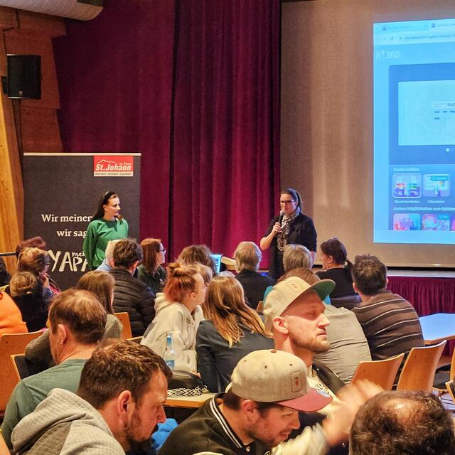 Die Preisverleihung fand im Dorfsaal statt. | Foto: Andreas Unterberger