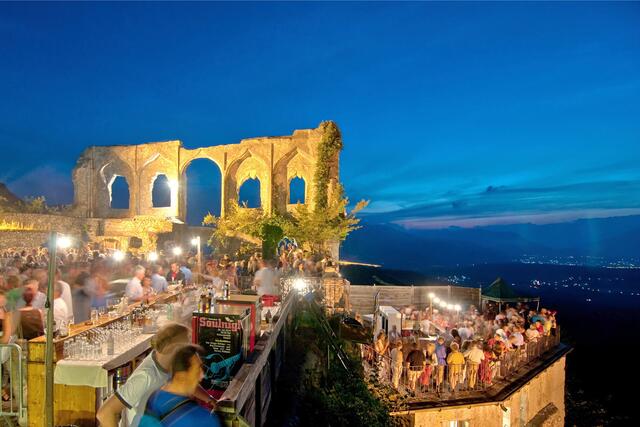 Konzerte und andere Events locken jährlich tausende Besucher auf die Burgarena Finkenstein. Vergnügungssteuer als Bremse? | Foto: Burgarena Finkenstein