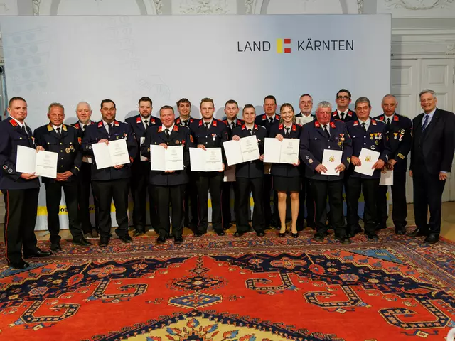 Peter Kaiser zeichnete verdiente Kärntner Feuerwehrleute aus | Foto: LPD Kärnten/Jannach