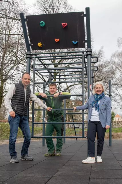 Eröffneten die neue Anlage: v.l.: Michael Heinl und Wolfram Aufschnaiter von den Stadtgärten mit Stadträtin Andrea Brandner | Foto: Stadt Salzburg/Rocio Escabosa