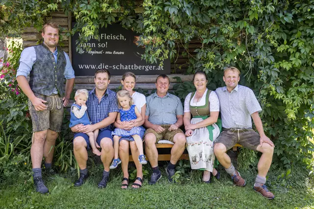 "Die Schattberger", das sind: Fam. Deutinger (Oberdeutinghof), Margret Hörl und Eike Pokriefke (Jagglhof) sowie Fam. Hörl (Örgenbauer). | Foto: "Die Schattberger"