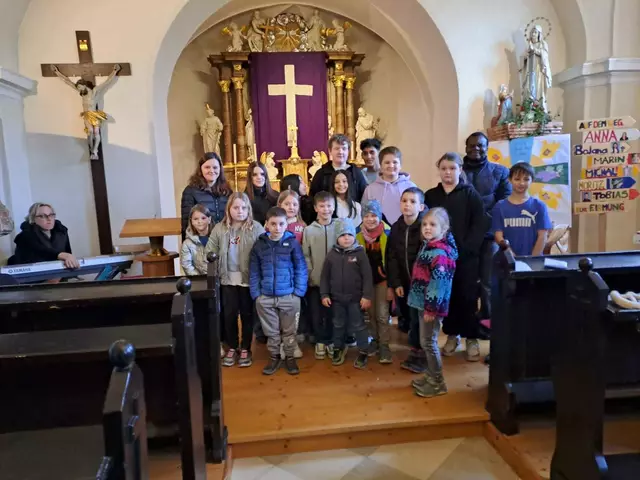 Pfarrmoderator Basil Obiekii spendete den Segen und dankte allen Mitwirkenden für ihr Engagement. | Foto: Lapatschek Maria