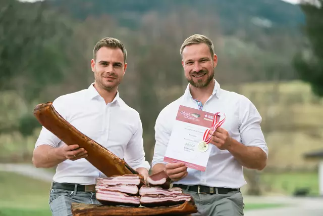 Simon und Philipp Wind mit der Auszeichnung "Speckkaiser" in Gold | Foto: Greilhof/Wind