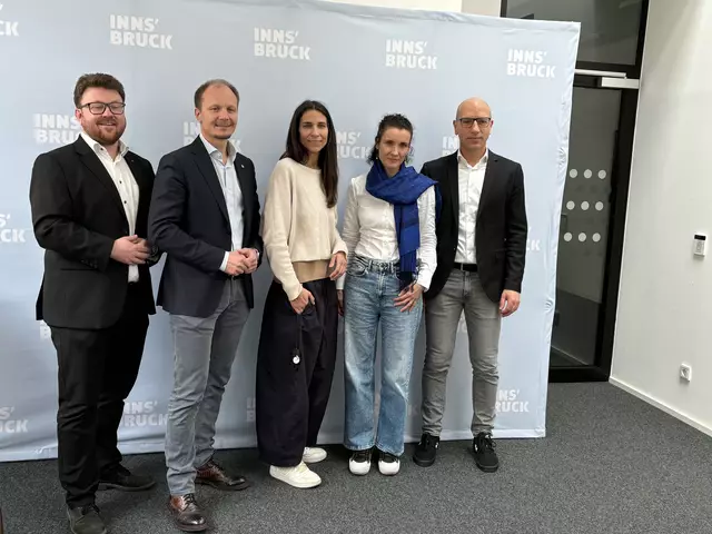 Gemeinderat Benjamin Plach, Bürgermeister Johannes Anzengruber, Stadträtin Janine Bex, Anne Weidner (Referentin Referat Raumplanung und Stadtentwicklung) und Wolfgang Andexlinger (Leiter des Amtes Stadtplanung, Mobilität und Integration) erläuterten bei einem Pressegespräch die Ausweisung von Vorbehaltsflächen für den geförderten Wohnbau. | Foto: Königer