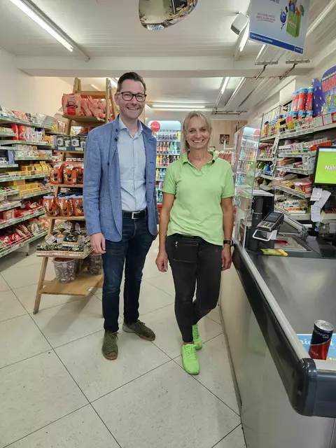 Bürgermeister Georg Preßler, hier im Nah und Frisch-Geschäft von Karin Dreyer in Edelschrott, wird neuer ÖVP-Landesgeschäftsführer. | Foto: Gemeinde Edelschrott