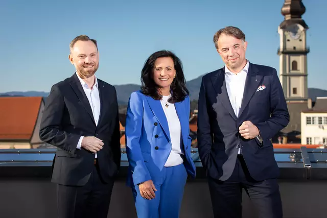 Die Kärntner Sparkasse-Vorstände Michael Koren, Ulrike Resei und Siegfried Huber (Vorstandssprecher) freuen sich über das Kundenwachstum und dass im Herbst die Zentrale wiedereröffnet. | Foto: Gernot Gleiss