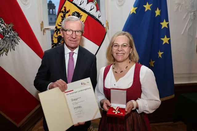 Im Bild: Landeshauptmann Wilfried Haslauer bei der Überreichung des Verdienstzeichen des Landes Salzburg an Martina Brugger aus Lessach  | Foto: Land Salzburg / Franz Neumayr