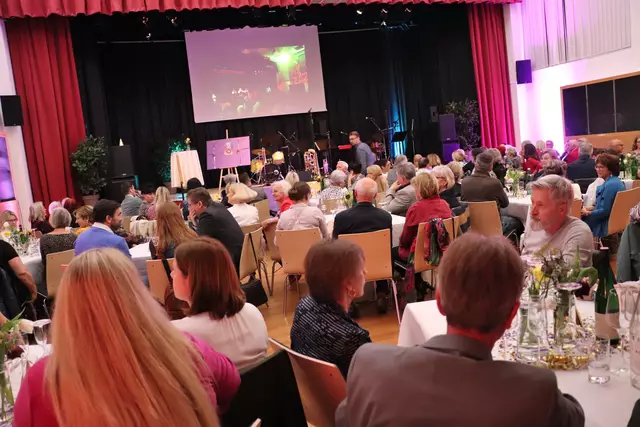 Noch nie zuvor nahmen so viele Besucher an der Präsentation der Kulturprogramms teil. Kulturheim inklusive Galerie waren voll besetzt. Die Besucher wurden nicht enttäuscht. Schon die Präsentation des Kulturprogramms ist in Werndorf ein gesellschaftliches Ereignis. Musikalische Juwelen kamen vom Brass-Ensemble Werndorf/Kalsdorf, den Trötologen und Chris Oliver | Foto: Edith Ertl