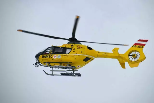 Er wurde mit dem Rettungshubschrauber Christophorus 2 in das Universitätsklinikum Krems an der Donau geflogen. | Foto: Johanna Bamberger (Symbolfoto)/Archiv