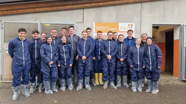 In Otterbach erhielten die Schülerinnen und Schüler einen Einblick in die Arbeit der OÖ. Besamungsstation.  | Foto: HLBLA St. Florian