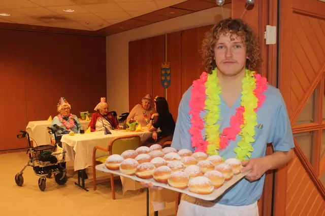 Armin Kurbasic bei der Faschingsfeier mit Krapfen. | Foto: PBZ Neunkirchen