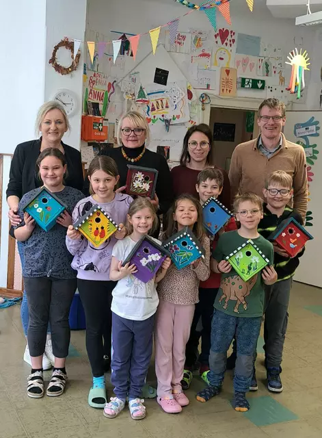 Von links oben: Hortpädagogin Anna Lukas, Künstlerin Lilia Olchowa, Bildungsgemeinderätin Bettina Hahn, Bürgermeister Robert Weiser. Kinder: Emilia Schramm, Theresa Koller, Anna Schießling, Claudia Schüssler, Philipp Schießling, Nathan Hammer, Alexander Kos. | Foto: Lilia Olchowa