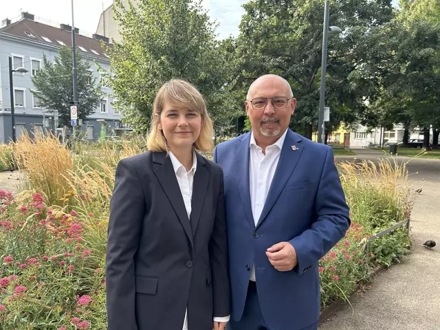 Die beiden Bezirkschefs aus Ottakring und Hernals, Stefanie Lamp und Peter Jagsch (beide SPÖ) freuen sich über bessere Intervalle der Linie 2.  | Foto: BV16