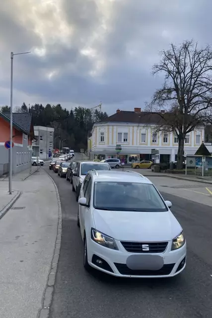 "Die kritische Verkehrssituation bleibt dabei nach wie vor ungelöst und auf der Strecke", so die Leserin in ihrem Leserbrief. | Foto: Stöghofer