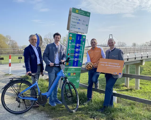 Bürgermeister Andreas Pataki (Marchegg), Landtagsabgeordneter René Lobner (Obmann Region Marchfeld), Markus Weindl (LEADER Marchfeld), Hannes Steinacker (GF Weinviertel Tourismus) | Foto: LEADER Region Marchfeld