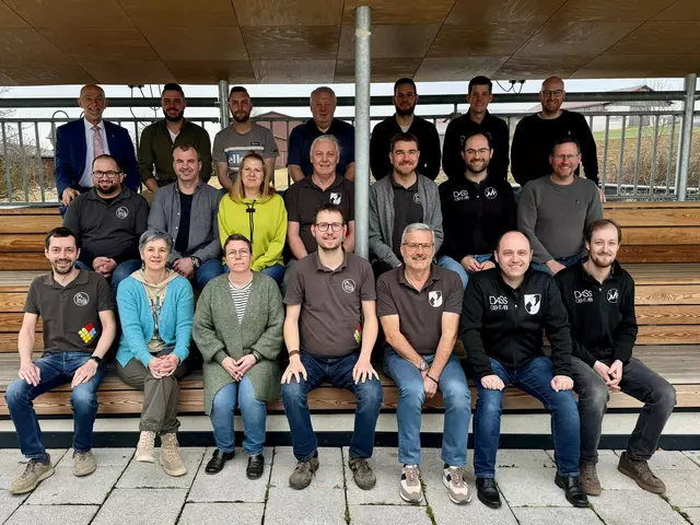 1. Reihe: Thomas Russ (Obm.-Stv.), Manuela Haider (Schriftführerin), Christine Krecek, Markus Rabl (Obm.), Anton Hipp (Blumenschmuck-Beauftragter), Wolfgang Weitzenböck und Harald Krapfenbauer (Obm.-Stv.)
2. Reihe: Daniel Hörndl, Dietmar Hipp (Kassier), Eva Grafeneder, Franz Danzinger, Alexander Scheidl, Christopher Edelmaier und Christian Hipp
3. Reihe: Bgm. Josef Schaden (Direktor des Jugendgästehauses und des Dorfwirtshauses), Michael Hipp (Obm.-Stv.), Maximilian Maierhofer, Josef Bauer, Mathias Hipp, Stefan Wally und Sascha Böhm (Leiter des Wanderwesens) | Foto: Gemeinde Schweiggers