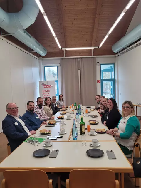 Leopold Streicher (WIFI Waldviertel), Lukas Karl (Junge Wirtschaft), Bezirksstellenleiter Mario Müller-Kaas, Bezirksstellenobfrau Anne Blauensteiner, Peter Litschauer, Magdalena Maderthaner, Markus Schopper, Daniel Steininger, Veronika Steinberger, Claudia Haider-Maurer und Karina Hammerl | Foto: Daniela Höllrigl
