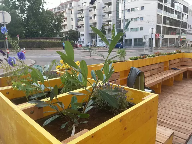 Es bräuchte laut der Grünen Kandidatin mehr Aufenthaltsorte im Bezirk, wie hier vor dem Parteilokal.  | Foto: Grüne Simmering