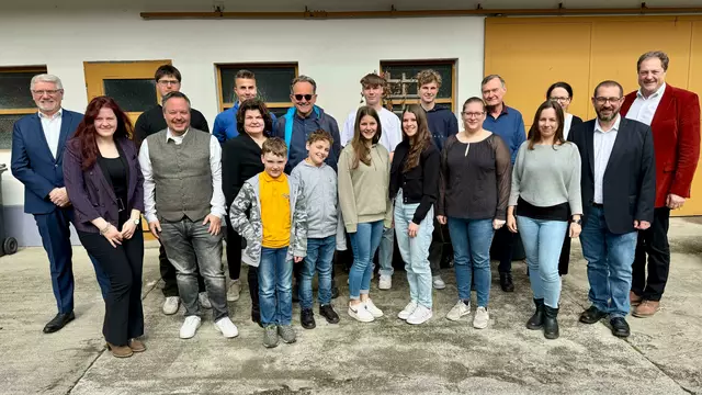 Erste Reihe von links nach rechts: Johannes und Stefan Detter, Yvonne und Denise Gratzl, Marion Zens, Sabrina Rehm, Obmann Thomas Stiedl
Zweite Reihe v.l.n.r.: Magdalena Fischer, Roman Mahrer, Petra Stadler, Erhard Mann, Raphael Zerzawy, Moritz Pickl-Herk, Gerhard Muhm, Sabine Dam, Kapellmeister Norbert Fischer
Dritte Reihe, v.l.n.r.: Helmut Dollinger, Manuel Fischer, David Knell

 | Foto: MV Absdorf