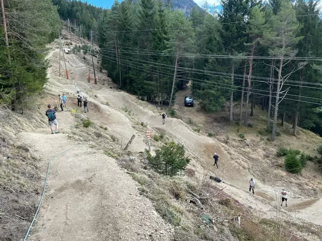 Im steilen Gelände unterhalb des Urisees hat sich viel getan. Dieses Gebiet ist aber den Bikern vorbehalten, Fußgänger haben hier nichts verloren. | Foto: MTBausserfern