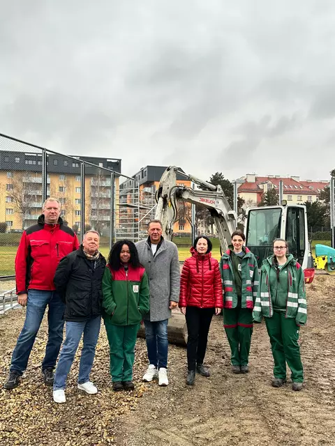 Bezirksvorsteher Thomas Steinhart und Bezirksvorsteher-Stellvertreterin Ramona Miletic (beide SPÖ) ließen sich von der MA42 den Fortschritt im Park zeigen.  | Foto: BV11