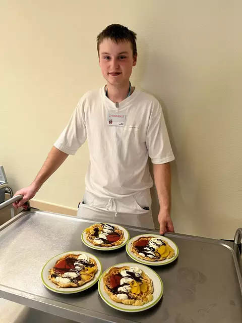 Zivildiener Bernd Spanring mit den selbstgemachten Waffeln. | Foto: PBZ Neunkirchen