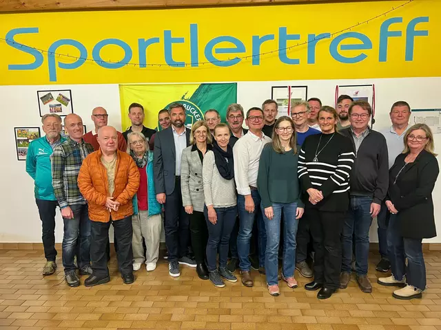 Bürgermeister Peter Schobesberger und Sportreferentin Tanja Grander mit den Vöcklabrucker Sportverantwortlichen. | Foto: Stadtgemeinde Vöcklabruck