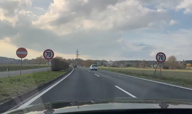 Der 70er auf der zweispurigen Fahrbahn der Innviertler Straße zwischen Autobahnauffahrt Wels-Nord und Gasthaus Waldschänke verleitet viele junge Lenker zum Rasen – Mit Konsequenzen. | Foto: MeinBezirk