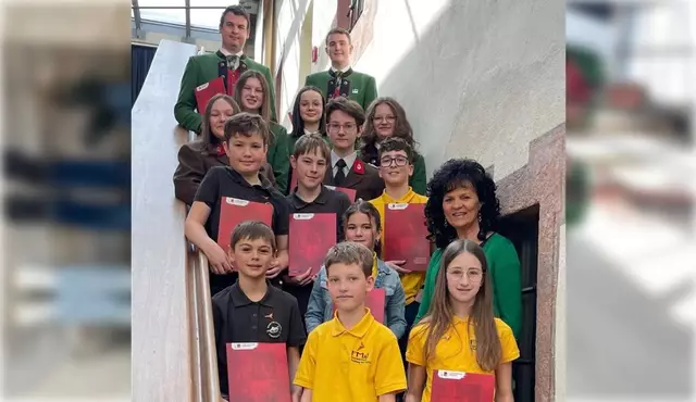 16 Musizierende aus Windhaag wurden mit der Auszeichnung „Be Proud – Youth Attack“ des OÖ Blasmusikverbandes geehrt. | Foto: MV Windhaag