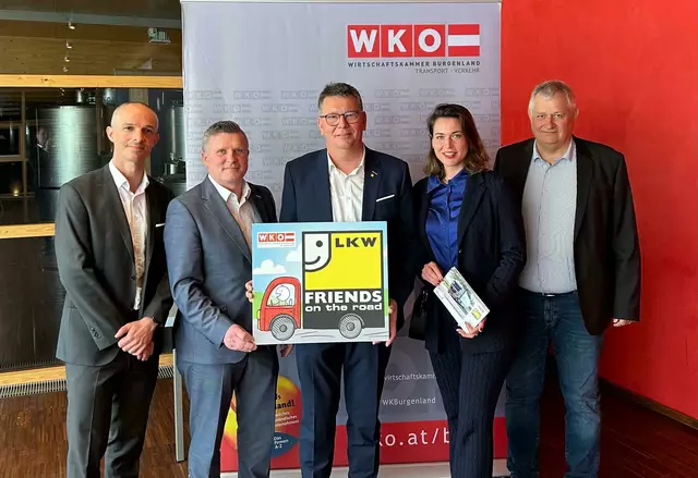 Fachverbandsgeschäftsführer Armin Manutscheri, Fachgruppengeschäftsführer Bernhard Dillhof, Fachgruppenobmann Roman Eder, Moderatorin Kristina Schranz und Spartenobmann Hans-Dieter Buchinger. | Foto: WKB