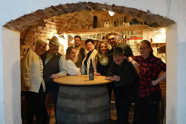 Das Pennewanger Ensemble zeigt in der örtlichen Gemeindehalle eine flotte Komödie in drei Akten. | Foto: Theatergruppe Pennewang