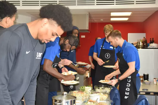 Nach dem "heißen Tanz" in der Küche wurde gemeinsam genossen. | Foto: Michael Strini