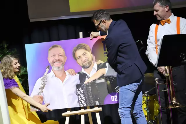 GR Gerald Ulrich enthüllte aus Päckchen Nummer 2 die Ankündigung zum New Klezmer reloadet mit Maciej Golebiowski (Klarinette) und Milos Todorovski (Knopfakkordeon). Inspiriert von Folk, Klassik, Funk, Tango und orientalischen Klängen, fand das Duo seinen ganz persönlichen Zugang zum Jazz.  | Foto: Edith Ertl
