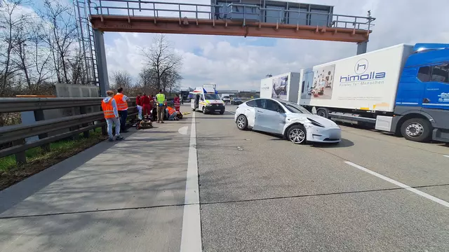 Erst nach einer zweiten Kollision mit einem Sattelkraftfahrzeug kam der Pkw zum Stillstand. | Foto: Team Fotokerschi