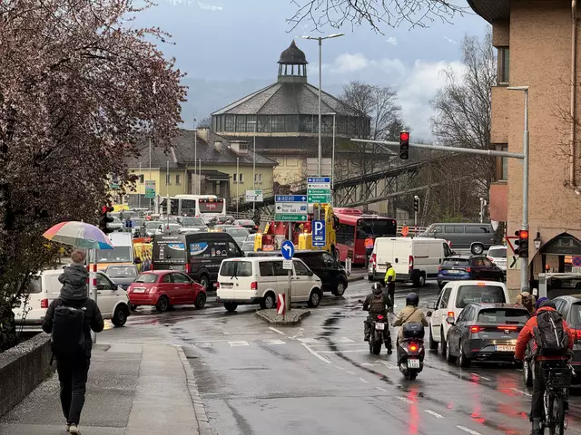 Der Frühverkehr wurde durch den Unfall auf der Mühlauer Brücke recht aufgehalten. | Foto: Thomas Geineder