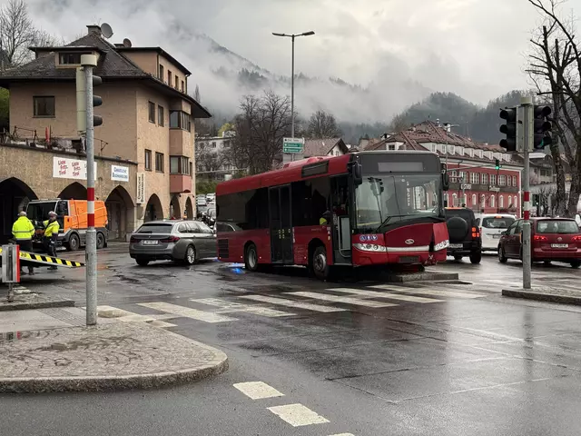 Am Morgen des 26. März ereignete sich ein Unfall auf der Mühlauer Brücke. Beteiligt waren ein IVB-Bus und ein Pkw.  | Foto: Thomas Geineder