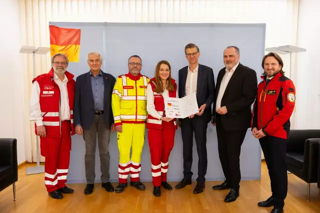 Thomas Wallner, Landesgeschäftsführer des Roten Kreuzes Burgenland, Stefan Kriwanek, ärztlicher Leiter der Gesundheit Burgenland, Samariterbund-Burgenland-Geschäftsführer Gerald Fitz, Tanja König, Landesgeschäftsführerin des Roten Kreuzes Burgenland, Robert Maurer, Geschäftsführer der Barmherzigen Brüder Eisenstadt GmbH, Landeshauptmann Hans Peter Doskozil und Marco Trefanitz, Geschäftsführer der ÖAMTC-Flugrettung, bei der Unterzeichnung der gemeinsamen Vereinbarung zur Patientenübergabe. | Foto: Landesmedienservice