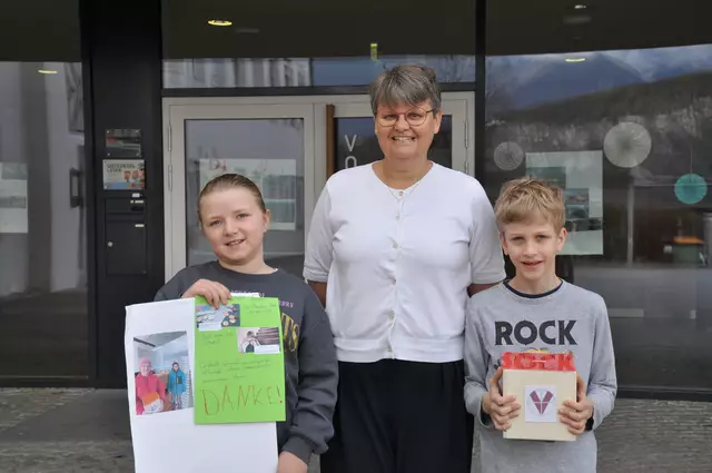 Theresa und Thomas präsentieren mit Direktorin Alexandra Birkner-Neuner die selbstgebauten Spendenboxen. | Foto: VS Stams