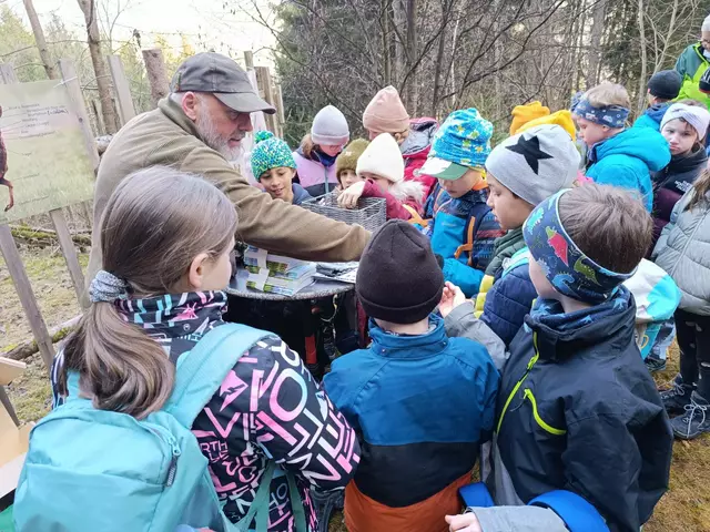 Gemeinsam mit Jagdaufseher Jakob Strasser befüllen die Kinder die selbstgebaute Wildfütterung. | Foto: VS Stams
