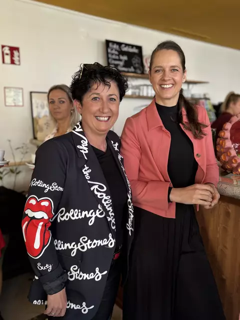 Nicole M. Mayer mit Claudia Trattnig | Foto: MeinBezirk