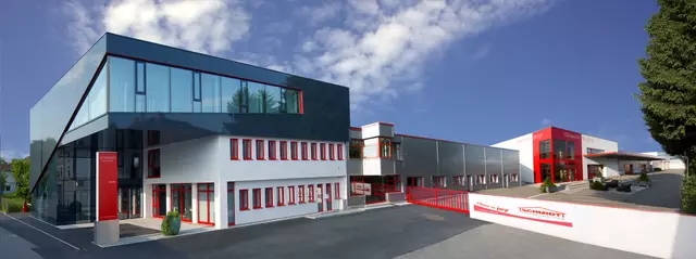 Mit insgesamt 1.300 Mitarbeitern aus 50 Nationen zählt auch die Schmidt Holding zu den größten Arbeitgebern des Bezirkes.  | Foto: Schmidt