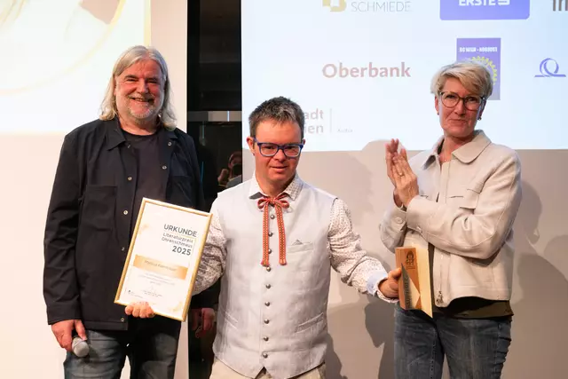 Der glückliche Gewinner Markus Klambauer mit Juror und Laudator Heinz Janisch sowie Gerlinde Wohlauf von den Österreichischen Lotterien (Hauptsponsor). | Foto: Mario Brandstetter/Ohrenschmaus