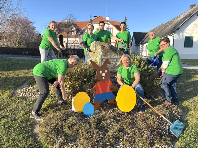 Der Verschönerungsverein Poppendorf war schon sehr fleißig. Grete Willgruber, Martina Willgruber, Heiki Nikles, Michaela Pummer, Ilse Schlener, Tanja Köpel, Renate Weber und Marianne Jost kümmern sich um Blumenschmuck und Deko im Ort.  | Foto: Elisabeth Kloiber