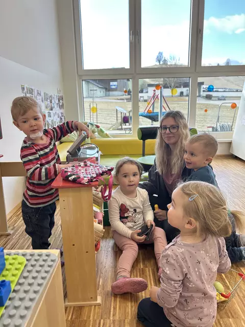 Mit Freude kümmert sich Sara Wolfmayr in ihrem Beruf als Pädagogische Assistenzkraft auch in der Krabbelstube um die Kinder. | Foto: Krabbelstube Lembach