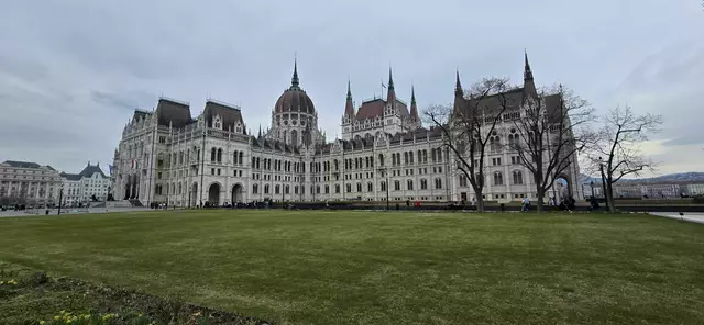 Das ungarische Parlament beeindruckt bereits von außen. | Foto: Bernhard Herics