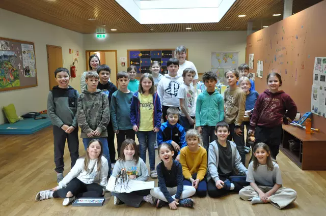 Die 23 Schülerinnen und Schüler der dritten Klasse haben den Dienstag zum Weltschutztag erklärt. | Foto: VS Stams