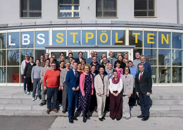 Bildungs-Landesrätin Christiane Teschl-Hofmeister und Bildungsdirektor Karl Fritthum mit dem Team der LBS St. Pölten.  | Foto: NLK Filzwieser