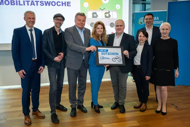 Wolfgang Schildorfer (FH Steyr), Norbert Rainer, Günter Steinkellner, Jutta Rinner (Linz AG), Vizebürgermeister Thomas Dim, Eva Frauscher (Umweltamt Ried), Michael Stockinger (Regionalmanagement OÖ) und Eva Schoßleitner (Vizebürgermeisterin Ried).  | Foto: Linz AG/Fotokerschi