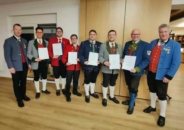 Dirigentennadel NOEBV Amstetten: Bezirks-Kpm. Robert Wieser, Kplm. David Meisinger, Kplm. Martin Bachner, Kplm. David Pöchlaner, Kplm. Christian Huber, Kplm. Peter Steinbichler,Kplm. Martin Schwarenthorer, Bezirksobm. Harald Weidinger,
 | Foto: NOEAB Bezirk Amstetten